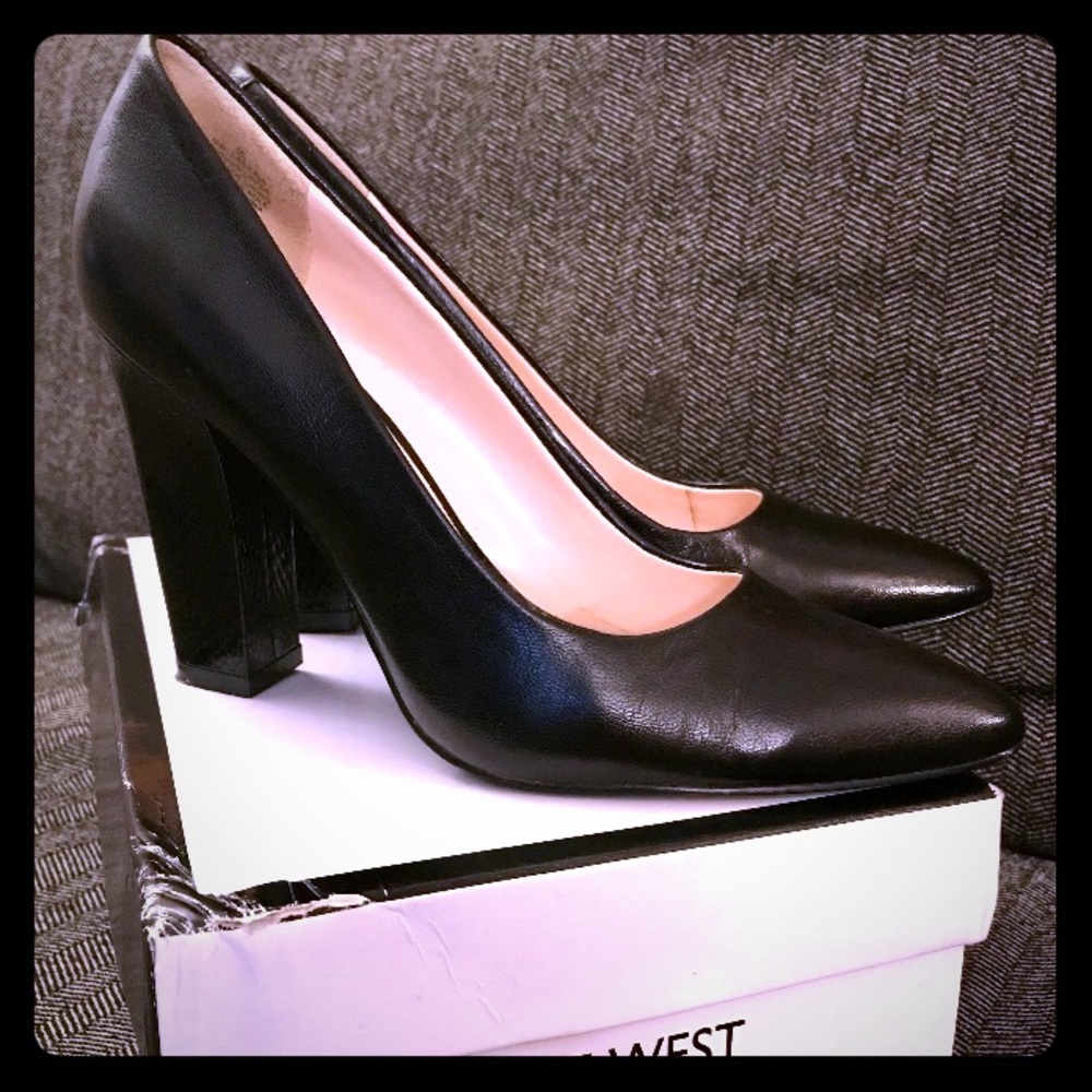 Gorgeous black leather pumps